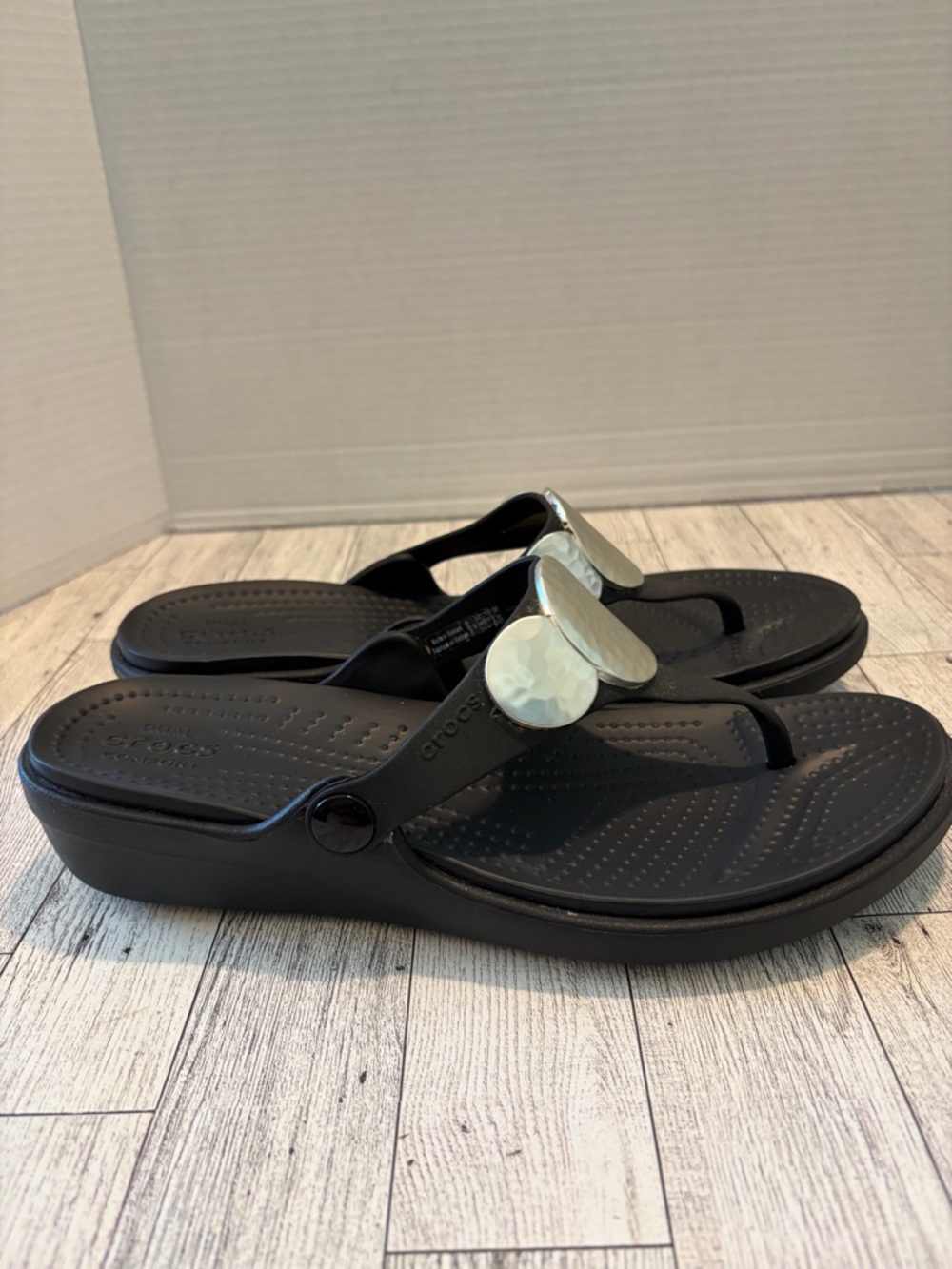 Crocs Sanrah Hammered Circle Wedge Flip Flops Women’s Size 9 Black  204009